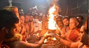 திருவண்ணாமலையில் இன்று மகா தீபம்: கொட்டும் மழையிலும் கிரிவலம் சென்று  நேர்த்திக்கடன் செலுத்தும் பக்தர்கள்!