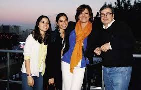 Júlia pinheiro de coração nas mãos pelas filhas. Julia Pinheiro Assinala Aniversario Das Filhas Movenoticias