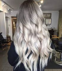 Non è vero che i capelli grigi invecchiano, tutt'altro! Capelli Biondo Platino Meches Degrade Shatush Balayage Op Cosmetics