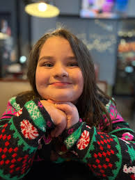 Can someone please put her in front of a Christmas tree 🎄