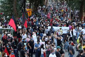 Também foram vistas bandeiras do brasil e do pt. Manifestacao Contra Bolsonaro Movimenta A Praca Santos Andrade Em Curitiba Manifestantes Pedem Vacina Bem Parana