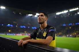1998 yılında i̇spanya, madrid'de dünyaya gelen aslen fas asıllı müslüman futbolcu achraf hakimi, futbol kariyerine real madrid takımı alt yapısında başlamıştır. Official Achraf Hakimi Joins Inter Milan On Five Year Deal Managing Madrid