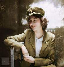 أول صورة بعد تعيين الملكة إليزابيث الثانية كعقيدة لحرس غرينادير عام ١٩٤٢م princess elizabeth grenadier guards the godfather