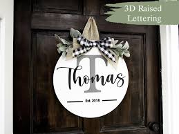 Hanger Personnalise De Porte En Bois Signe De Nom De Famille Etsy In 2020 Door Signs Diy Wood Door Hangers Welcome Signs Front Door