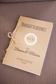 Schlosshochzeit Im Herbst In Warmen Beerentonen Mit Bildern Kirchenheft Hochzeit Diy Kirchenheft Hochzeit Kirchendeko Hochzeit