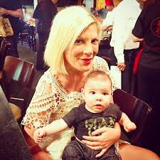 The actress, 44, recently unveiled a wild new look on instagram: Did Tori Spelling S Picture Perfect Lunch Include A Serious Injury E Online