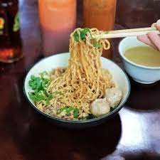 Mie ayam ini dalam penyajiannya menggunakan mie yang direbus terlebih dahulu kemudian diberi sayuran berupa sawi. 8 Rekomendasi Mi Ayam Enak Di Jakarta Yang Bisa Dipesan Lewat Ojol Kumparan Com