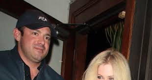 The latter is also the producer.girlfriend was released as the lead single from her third studio album, the best damn thing (2007) on 27 february 2007 by columbia and rca records. Avril Lavigne Packs On The Pda With Billionaire Boyfriend Gallery Wonderwall Com