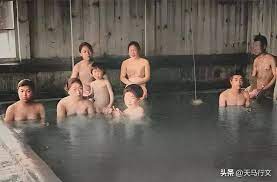 一百多年前日本澡堂男女混浴，他们赤裸相对却丝毫不觉得尴尬！_改革_自然_温泉