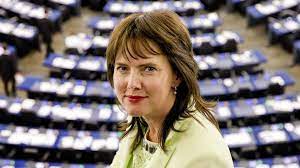 Zowel overdag, als 's avonds en in de nacht. Minister Cora Van Nieuwenhuizen Vvd Heeft Alle Bestuurslagen Gehad Nos