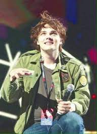 Gerard way has italian ancestry on his mother's side while he is of scottish descent on his father's side. Aww Brown Hair Gerard Way My Chemical Romance Mikey Way