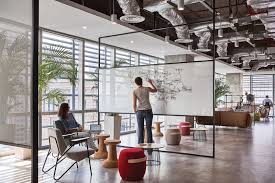 Ein Blick Ins Innere Von Diageo Moderne Buro In Singapur In 2020 Modern Office Interiors Corporate Office Design Open Space Office