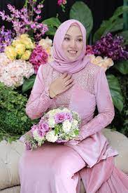 18 tahun anak bongsu kepada penyanyi n.d lala dan adik kepada penyanyi shila amzah. Gambar Shila Amzah Bertunang Dengan Haris Idraki Elias Sensasi Selebriti