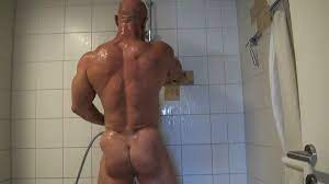 bodybuilder muscle daddy marc gollub showering - MyMusclevideo.com