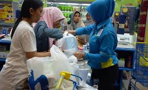 Membiarkan (mengha­nyut­­kan) menuju ke hilir, membiarkan meng­ hilir, membawa sesuatu menghilir: Larangan Penggunaan Plastik Berdampak Ke Industri