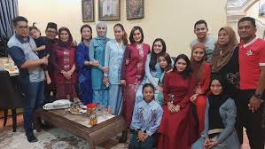 Fizo dan isteri melancarkan buku bertajuk bangkit bila bankrap pada awal mei 2018. Fizo Omar Teamrayakelantan Sek Klate Kampung Facebook