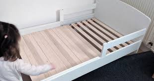 Cadre à lattes extensible s'adaptant parfaitement dans un bois de lit, d'épaisseur 5 cm. J Ai Teste Le Lit Evolutif Voici Mon Avis Blog Famille Des Conseils Pour La Maison