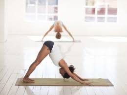 Forcément, on finit par se tenir plus droite. Silhouette Yoga Comment S Affiner Avec Le Yoga