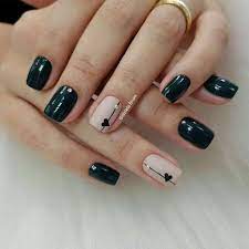 Brillantes uñas fucsias con flores blancas y negras Pin De Bri Balbuena En Nail Art Inspiracoes E Passo A Passo Decorados Para Unas Cortas Manicura De Unas Unas Negras Decoradas