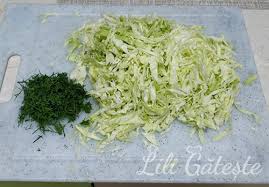Varza se da pe razatoare, se freaca cu putina sare, se adauga tonul, zeama de lamaie si se amesteca bine. Salata De Varza Alba Cu Marar Lili Gateste