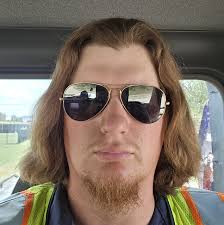 I'm an English Truck driver in France 🇫🇷, and this is a photo from next  to a Toll near Paris tonight (not my photo). Is that what you Americans  call 'Lot Lizards?'