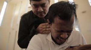 Orang yang ada jin di dalam tubuhnya akan mudah merasa ketakutan, resah dan merasa ada yang mengikuti. Perempuan Yang Diganggu Jin Dan Terjebak Paranormal News Liputan6 Com