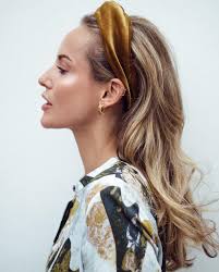 From jeans, to dresses breaking news, relationship updates, hairstyle inspo, fashion trends, and more direct to your inbox! How To Rock The 2018 Headband Trend The Everygirl