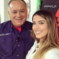 Daniela Cabello, la “princesa roja” del nepotismo. Cantante frustrada,  burócrata a dedo y musa pop de la dictadura. Hija de Diosdado, la que nunca  necesitó currículum porque heredó el poder. Hoy, rostro