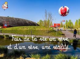 Le petit prince est un conte philosophique qui séduit pour les valeurs qu'il porte, qui se transmet et se partage de génération en génération depuis plus de 75 ans. Visitez Le Parc Du Petit Prince Premier Parc Aerien Mondial
