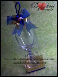 Agar anda tetap bisa memberikan souvenir cantik berupa gelas, berikut ini adalah tips untuk memilih inilah 4 tips untuk memilih gelas souvenir dan 5 rekomendasi tempat pemesanannya. Souvenir Pernikahan Gelas Wine Sth 7st Bakoel Souvenir Menjual Berbagai Souvenir Pernikahan Dan Model Undangan Pernikahan 2016