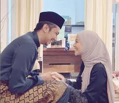 Bila tibanya raya, ramai mengenakan busana baru, berbaju kurung atau baju melayu. Mira Filzah Suami Raya Sederhana Hanya Tempah Sepasang Baju Sedondon