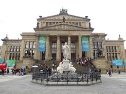 Das konzerthaus berlin bietet ihnen ein breit gefächertes programm, vom sinfoniekonzert über kammermusik, von musiktheaterproduktionen zu speziellen kinderkonzerten, von alter zu neuer musik. Konzerthaus Berlin Gendarmenmarkt Schiller Denkmal