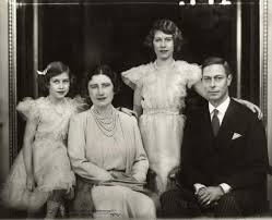 Uma fonte ouvida pela bbc disse que a própria rainha pediu para que sua imunização fosse comunicada ao público para evitar especulações. Pin De Esther Santana Montesdeoca Em Queen Elizabeth Ii Princesa Elizabeth Princess Margaret Rainha Mae