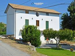 Se possedete una casa in campagna che dev'essere ristrutturata o avete il desiderio di acquistarne una per passare le vostre vacanze in tutta tranquillità, godendo della natura e del silenzio della campagna, questa è la guida che fa al caso vostro. Casa Di Campagna Ristrutturata High Tech In Vendita Ad Atessa Abruzzo Italia Abruzzo Chieti Atessa