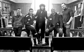 An interpol agent tracks the world's most wanted art thief. Red Notice Gal Gadot S Heartfelt Post For Ryan Reynolds Dwayne Johnson The Crew