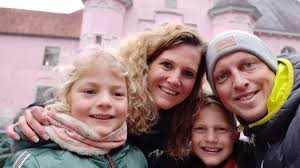 Daarin was te zien dat hij het financieel moeilijk had als. Al 62 000 Euro Voor Superheld Papa Jay Uit Een Huis Vol Omroep Brabant