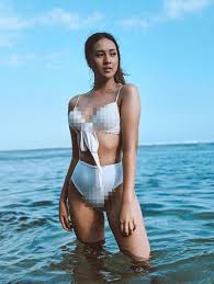 Ya wanita berjilbab memang sangat anggung dan mempesona guys dimana memang dari. Foto Anya Geraldine Pose Seksi Pakai Bikini Di Pantai Bali Showbiz Liputan6 Com