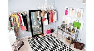 Un dressing moderne dans un coin de la chambre. 15 Bonnes Idees Pratiques Et Deco Pour Le Dressing