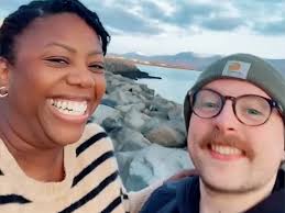 KIJK. Amerikaanse spreekt met 'vreemde' Schot af, vliegt voor eerste date  naar IJsland en heeft nu intercontinentale relatie