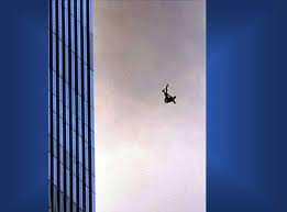 双子塔楼，即纽约世界贸易中心（world trade center，1973年—2001年双子大楼9月11日，简称世贸中心） 原址位于美国的纽约州 纽约市 曼哈顿岛西南端，西临哈德逊河。在2001年9月11日的9.11恐怖袭击事件中坍塌。 9.11事件中另一被袭击的建筑五角大楼，坐落在美国华盛顿附近波托马克河畔的阿灵顿. ä¸€ç»„éœ‡æ'¼ä¸–ç•Œçš„ç¾Žå›½911äº‹ä»¶ æ°'ä¼—é¢å¯¹ç¾éš¾é€‰æ‹©ç›´æŽ¥è·³æ¥¼çš„ç…§ç‰‡ æ¯æ—¥å¤´æ¡