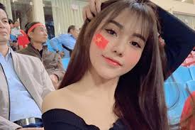 Chẳng riêng bạn gái Văn Hậu, người yêu của nam thần Hoàng Đức cũng chiếm  spotlight khi ra sân cổ vũ bạn trai