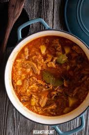 Szegediner Gulasch Ohne Fleisch Vegan Veganstars Net Rezept Szegediner Gulasch Lebensmittel Essen Gulasch