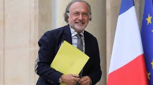 Olivier dassault a consacré une grande partie de sa vie à la politique après une formation et une carrière militaire, lors de laquelle il a été commandant de réserve. Chnlwjz4s9uvdm