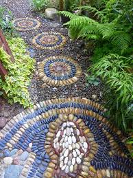 Die Mosaik Wege Wirken Naturlich Und Schon Kieselmosaik Mosaikgarten Mosaikweg