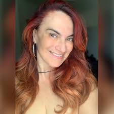 🌏 We all learned, gained and lost something during the pandemic. I know it  sounds like a small thing but my biggest lesson was getting used to feeling  comfortable wearing no make-up