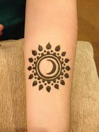 This henna tattoo design is not only very feminine but beautifully decorates the wearer's hands without going overboard. Img 7600 Jpg Henna Tattoo Hand Henna Tattoo Diy Henna Tattoo Designs Simple