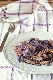 La pasta e cavolfiore alla napoletana gratinata è una ricetta semplice della cucina partenopea, che può essere ripassata al forno per un effetto gratin divino. Pasta Con Cavolo Viola E Guanciale