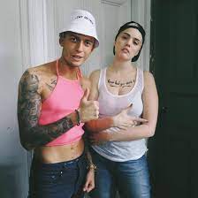 Singer and makeup artist primarily recognized as a member of the norwegian duo aksel & hef. Makeupmalins Hjemmepaerra Carl Aksel Og Hef Augusto Gjester 730 No