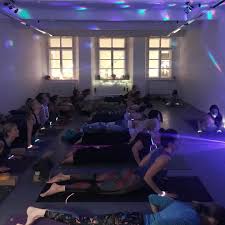 Flow Glow Danke An Alle Die Mit Uns Gestern Mit Yoga Music Sekt Kurkuma Schon Ins Neue Jahr Geblinzelt Haben Es War Ei Instagram Instagram Posts Jeanette