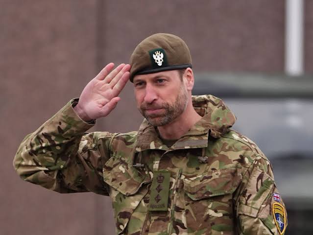 Prinz William auf Militärbasis in Estland: Panzerfahrt und Treffen mit  Truppen